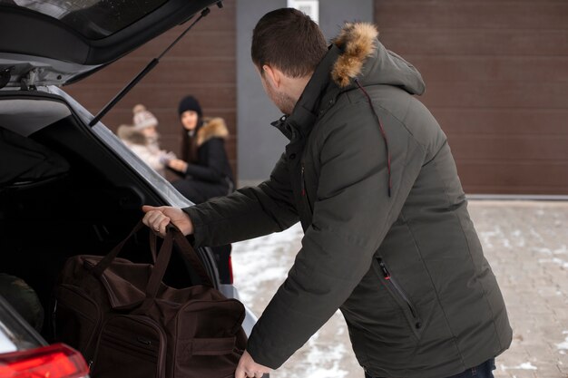 Использование механической кнопки открытия дверей